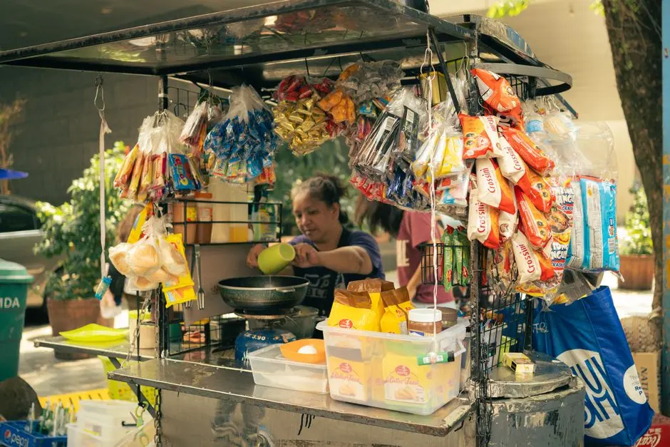 Penjual jajanan khas melayani pembeli di pasar lokal