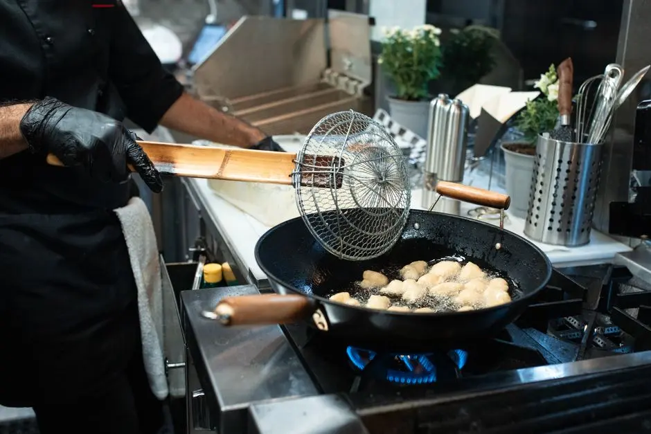 Proses menggoreng pisang goreng di wajan