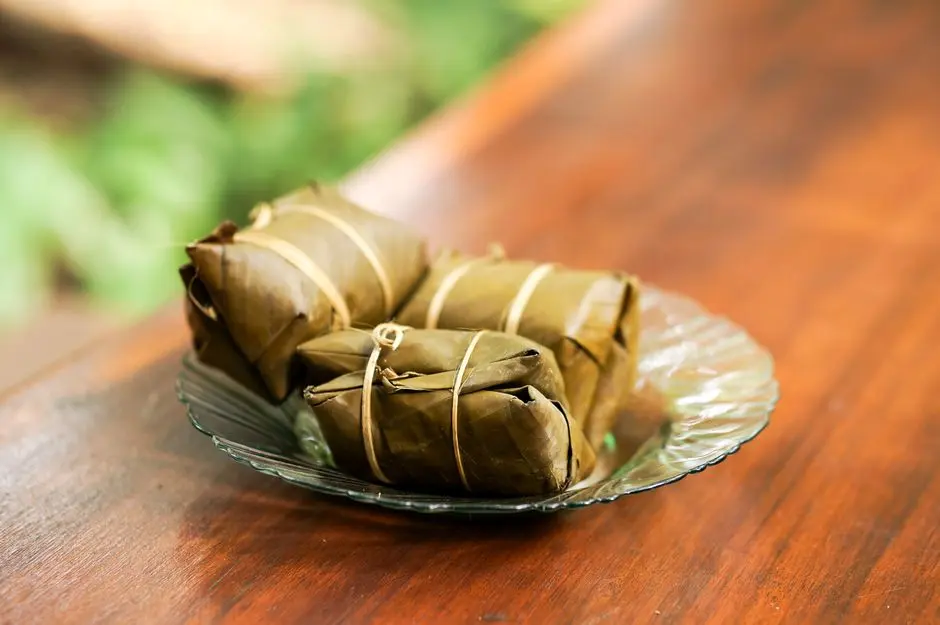 Aneka jajanan khas tradisional tersaji di atas meja kayu