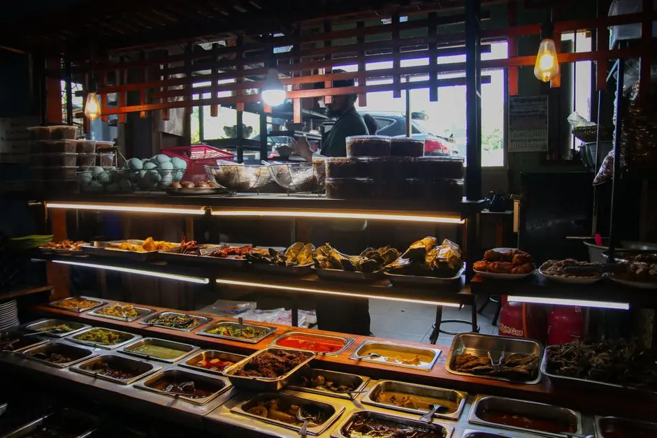 Aneka jajanan khas Indonesia di atas tampah